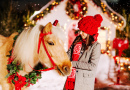 Mädchen und ihr Pferd tragen einen Weihnachtskranz