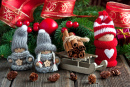 Weihnachtsfiguren auf hölzernem Hintergrund