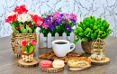 Tasse Kaffee, Macarons und Blumen