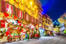 Colmar, Frankreich - Dezember 2017. Traditionelle elsässische Fachwerkhäuser weihnachtlich geschmückte Stadt im Elsass.