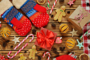 Weihnachtsdekorationen, Süßigkeiten und Fäustlinge
