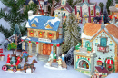 Buntes Miniatur-Weihnachtsdorf