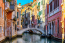 Schmaler Kanal in Venedig, Italien
