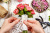 Floristin macht einen Vintage-Blumenstrauß