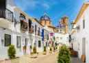 Straße der Altstadt von Altea in Spanien