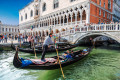 Touristen in Gondeln, Venedig, Italien