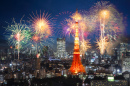 Feuerwerk über dem nächtlichen Stadtbild von Tokio