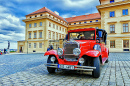 Roter alter Wagen in Prag, Tschechien