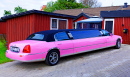 Розовый лимузин на подъездной дорожке, Умео, Швеция