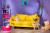 Farbenfrohes Zimmer mit gelbem Sofa