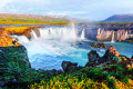 Regenbogen über dem Godafoss-Wasserfall, Island