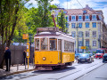 Oldtimer-Straßenbahn im Zentrum von Lissabon, Portugal