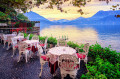 Uferpromenade des Comer Sees bei Sonnenuntergang, Italien