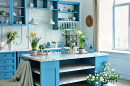 Blaues Kücheninterieur mit Blumen