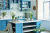 Blaues Kücheninterieur mit Blumen