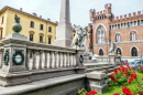 Piazza Roma in Asti mit einem wunderschönen Palast
