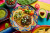 Barbacoa Tacos auf einem bunten Tisch