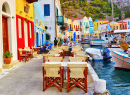 Straßenrestaurant mit Blick auf den Hafen, Griechenland