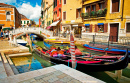 Schmaler Kanal mit einem Boot in Venedig, Italien