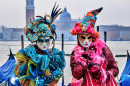 Schöne Masken auf dem Markusplatz in Venedig