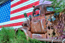 Alter Lastwagen und amerikanische Flagge, Route 66, USA
