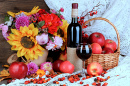 Herbststillleben mit Blumen, Äpfeln und Wein