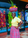 Jamaikanische Frau mit Obstkorb