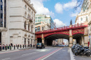 London. Februar 2020. Holborn Viaduct Bridge und ein Taxi in London