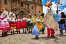 Menschen tanzen Huaylia in Cusco, Peru
