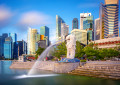 Die Skyline der Marina Bay und der Merlion in Singapur