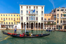 Gondeln auf dem Canal Grande, Venedig, Italien