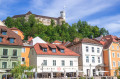 Blick auf die Burg von Ljubljana auf einem Hügel, Slowenien