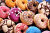 Verschiedene glasierte und bestreute Donuts