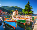 Holzboote auf dem Gardasee, Torbole, Italien