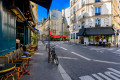 Gemütliche Straße mit Cafés in Paris, Frankreich