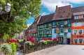 Blumendekoration in der Altstadt, Elsass, Frankreich