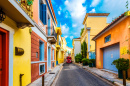 Bunte Fassaden auf einer Straße in Plaka, Athen