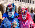 Masken beim jährlichen Karneval in Venedig, Italien