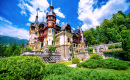 Das wunderschöne Schloss und der Garten von Peles im Sinaia