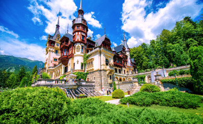 Das wunderschöne Schloss und der Garten von Peles im Sinaia