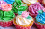 Bunte Cupcakes mit Buttercreme dekoriert