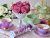 Vintage Teetasse mit Macarons und Rosen