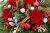 Weihnachtsdekoration mit roten Rosen