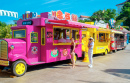 Bunte Food Trucks, Insel Hainan, China