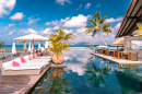 Schwimmbad in einem tropischen Resort, Seychellen