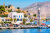 Blick auf die Uferpromenade von Ano Symi, Griechenland