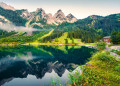 Nebeliger Sommermorgen im Gosautal, Österreich