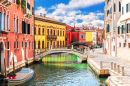 Blick auf Venedig mit Brücken über einen Wasserkanal