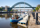 Fischtrawler und Tyne Bridge, Newcastle, Großbritannien