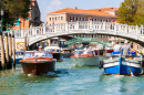 Spaziergang entlang der Kanäle von Venedig, Italien